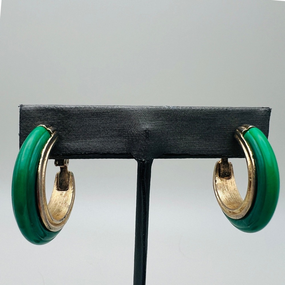 Sarah Coventry Green Clip On Earrings‎ Gold Tone Hoop Clip On Vintage Signed